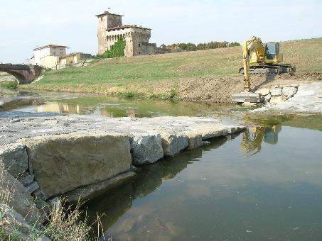 Gli sfalci sul fiume Bisenzio