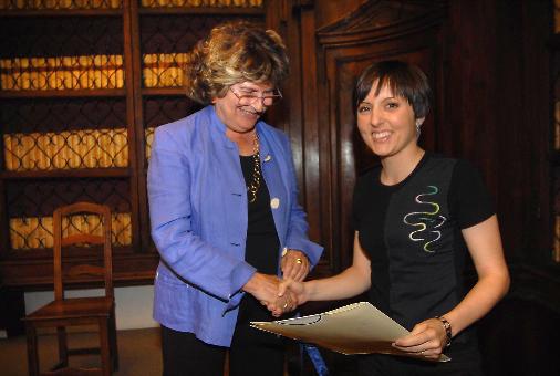 Firenze, 2007. Lisa Ciardi riceve la menzione al Premio giornalistico Capelli. Foto Pressphoto